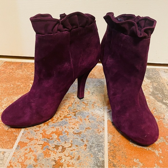 🍇Fabulous Purple Suede Ruffled Top Zip Stiletto Ankle Booties! - Picture 4 of 15